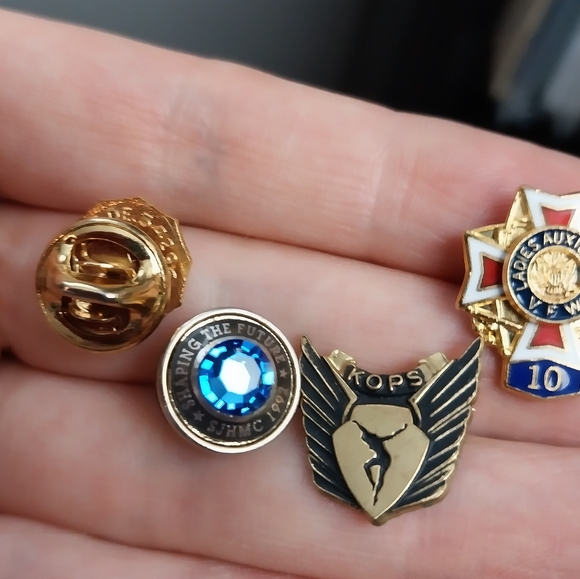 Vintage lapel pins, VFW ladies auxiliary 10, US American legion, KOPS and SJHMC - Picture 3 of 4